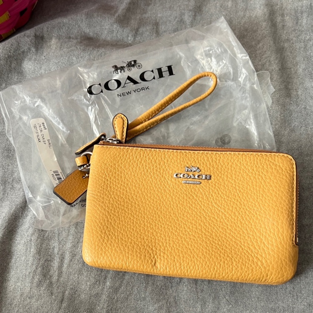 🔖 Coach Yellow Wristlet